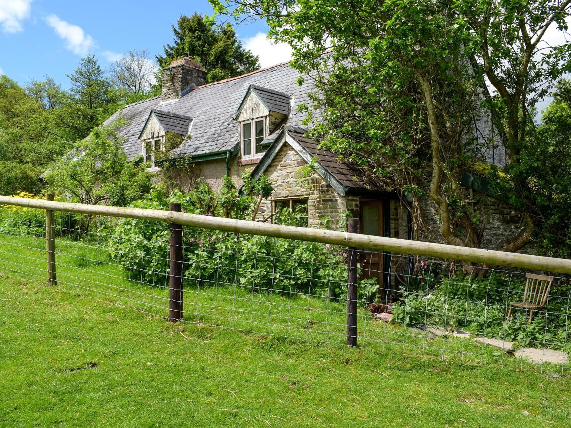 Lower Goytre Farmhouse Llanfair Waterdine Exterior photo
