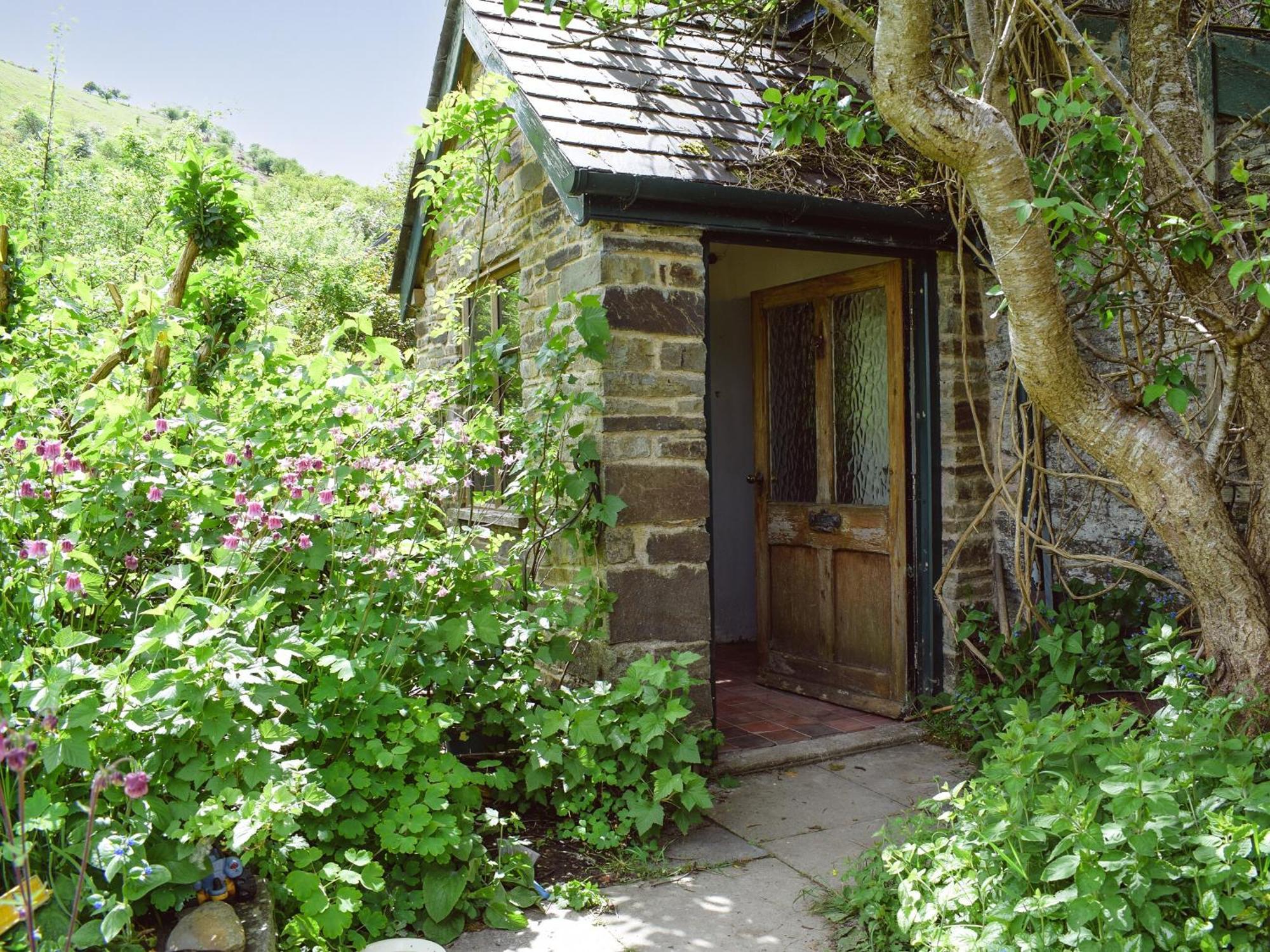 Lower Goytre Farmhouse Llanfair Waterdine Exterior photo